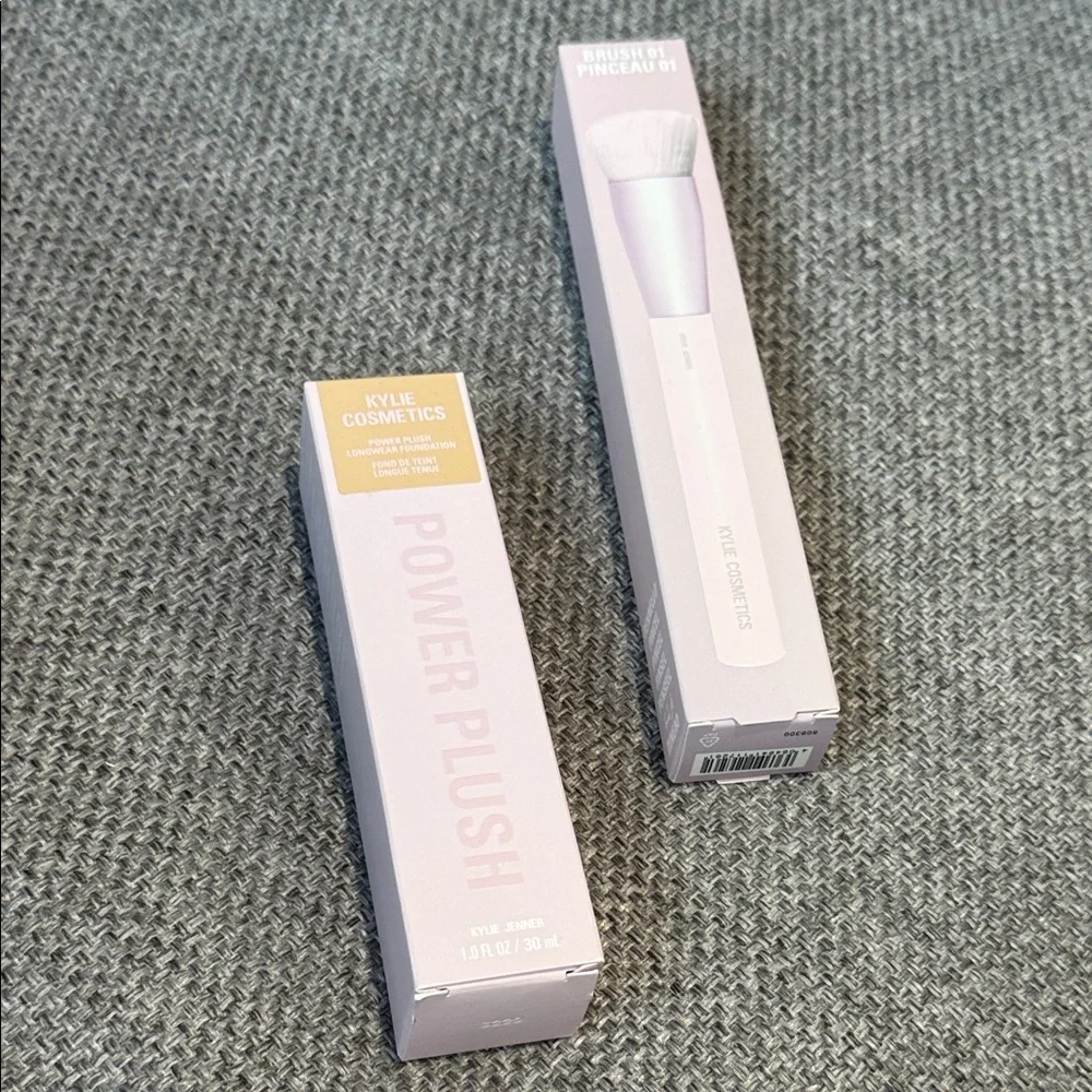 Kylie Cosmetics Power Plush Foundation + Brush 01